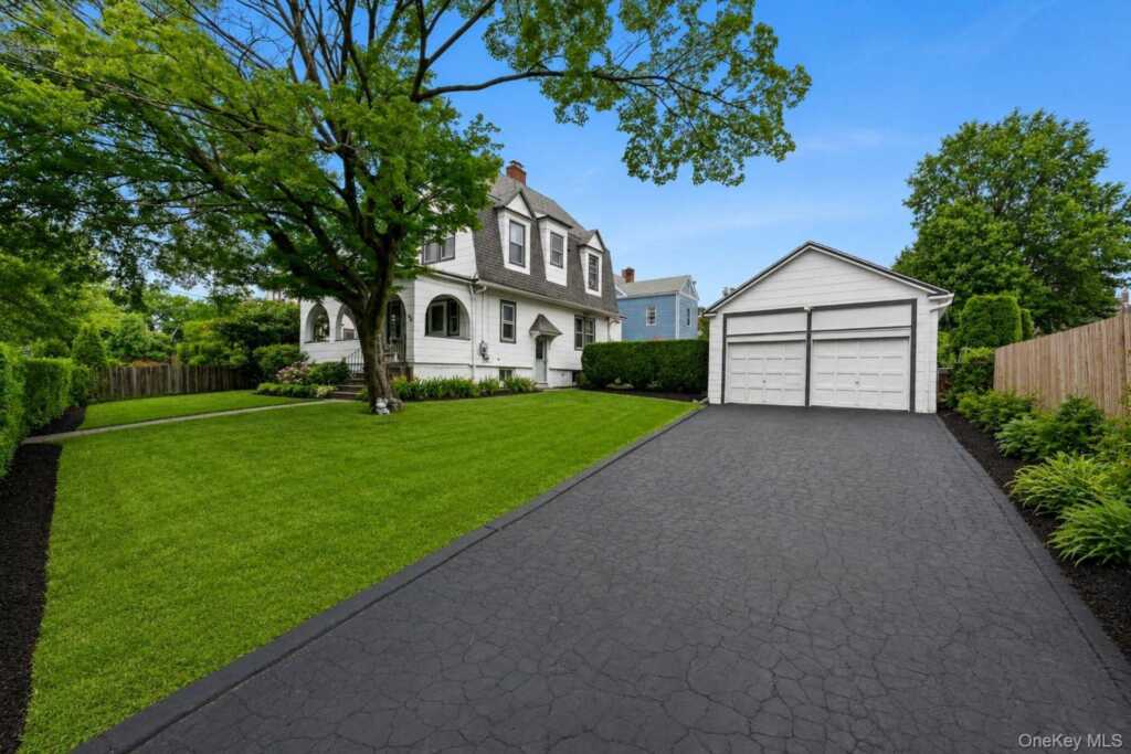 46 Meadow Lane, New Rochelle, NY 10805 - Photo 4 of 39