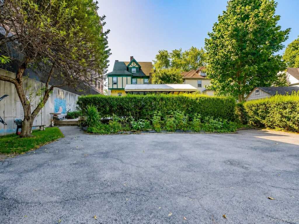 131 Lockwood Avenue, New Rochelle, NY 10801 - Photo 4 of 8
