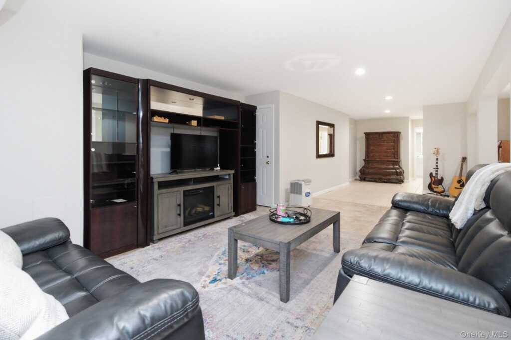 15 Ellis Drive, Unit #13, White Plains, NY 10605 - Photo 27 of 44