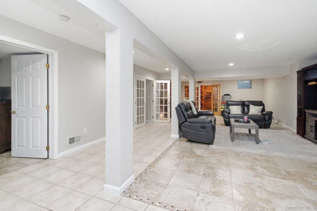 15 Ellis Drive, Unit #13, White Plains, NY 10605 - Photo 28 of 44