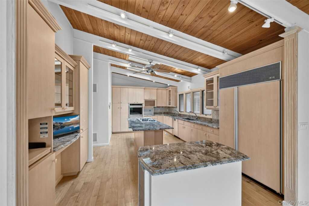 2 Catalina Court, Suffern, NY 10901 - Photo 8 of 37