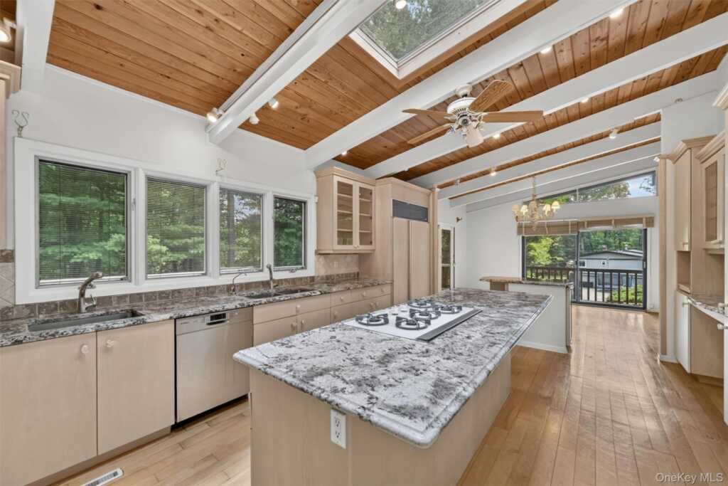 2 Catalina Court, Suffern, NY 10901 - Photo 9 of 37