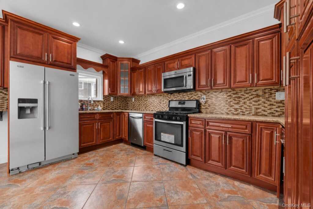 38 Trinity Place, New Rochelle, NY 10805 - Photo 13 of 50