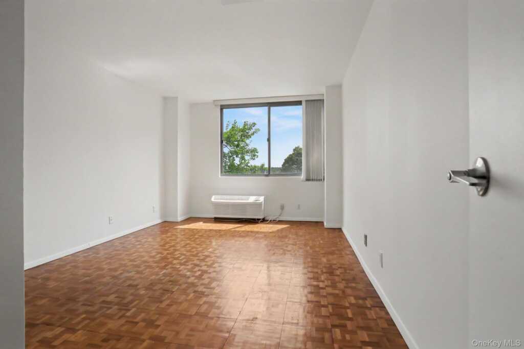 18 Shady Glen Court, Unit #403, New Rochelle, NY 10805 - Photo 16 of 28