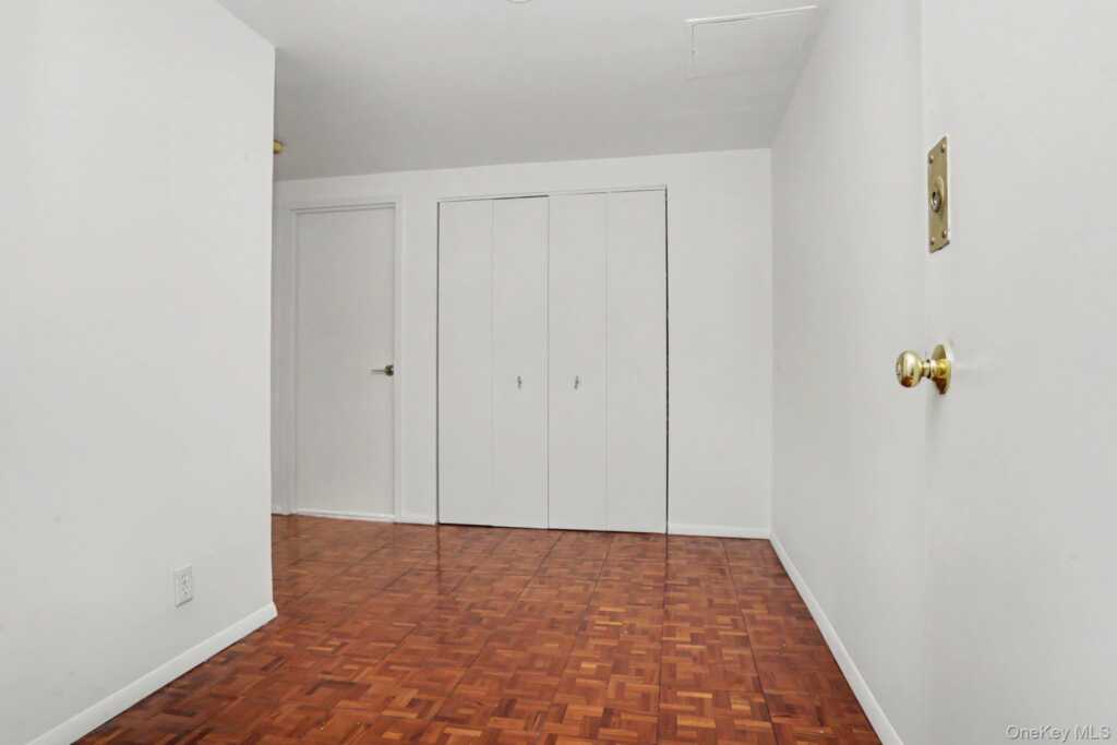 18 Shady Glen Court, Unit #403, New Rochelle, NY 10805 - Photo 18 of 28