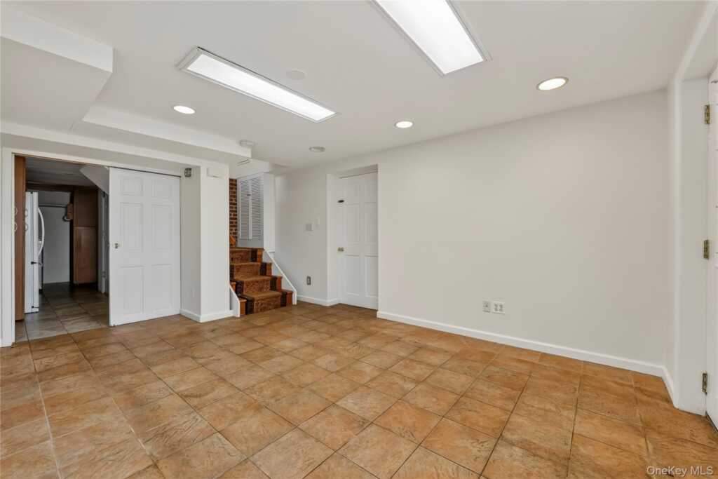 67 Topland Road, White Plains, NY 10605 - Photo 29 of 47
