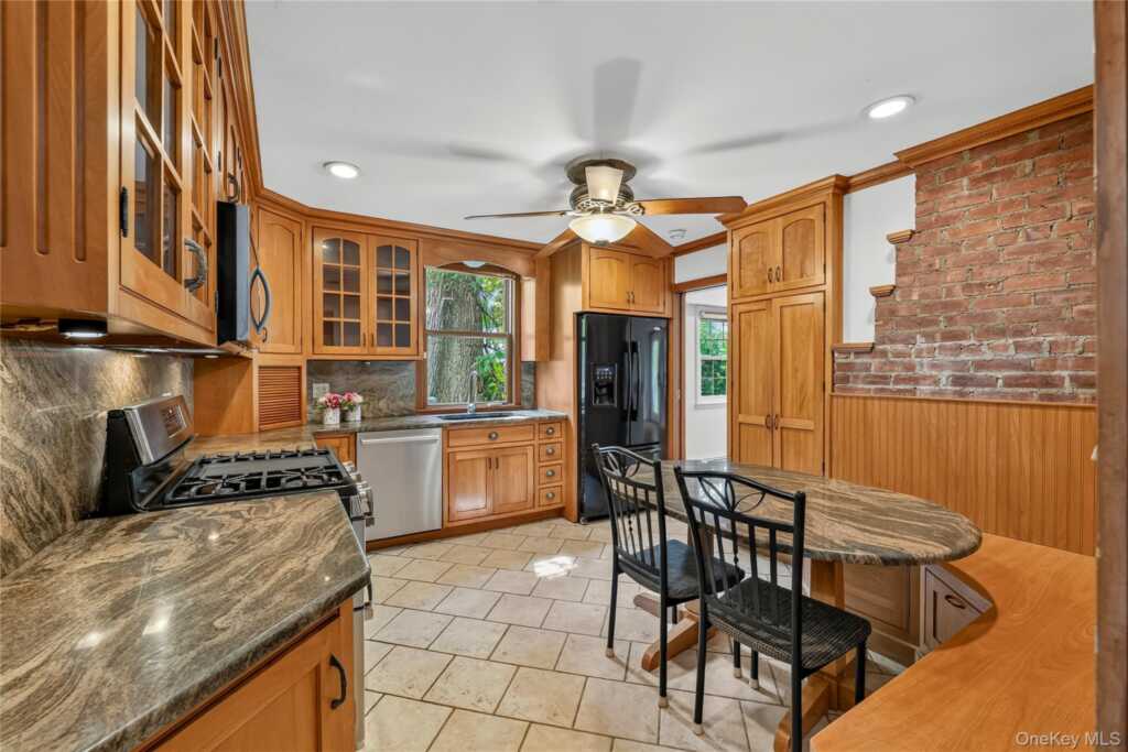67 Topland Road, White Plains, NY 10605 - Photo 4 of 47