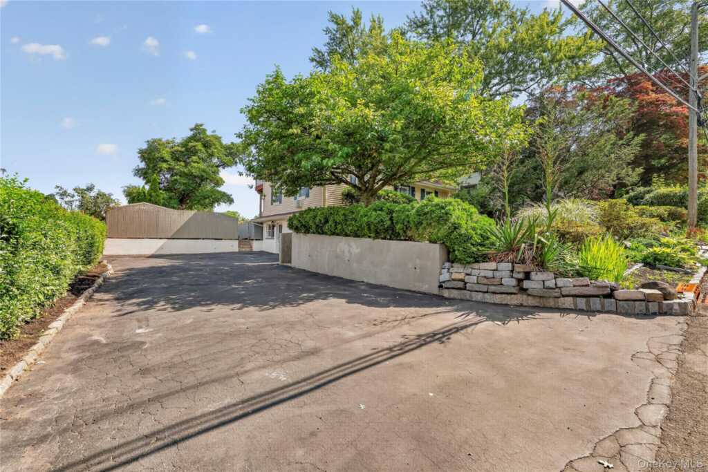 67 Topland Road, White Plains, NY 10605 - Photo 43 of 47