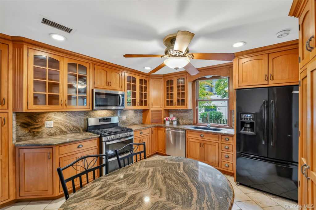 67 Topland Road, White Plains, NY 10605 - Photo 5 of 47