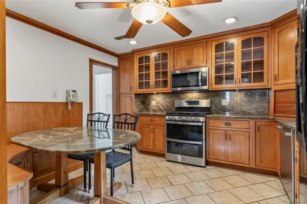 67 Topland Road, White Plains, NY 10605 - Photo 6 of 47