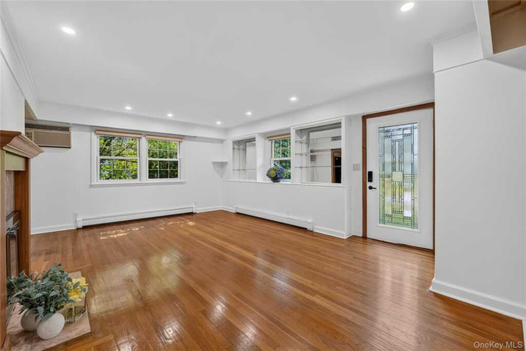 67 Topland Road, White Plains, NY 10605 - Photo 8 of 47