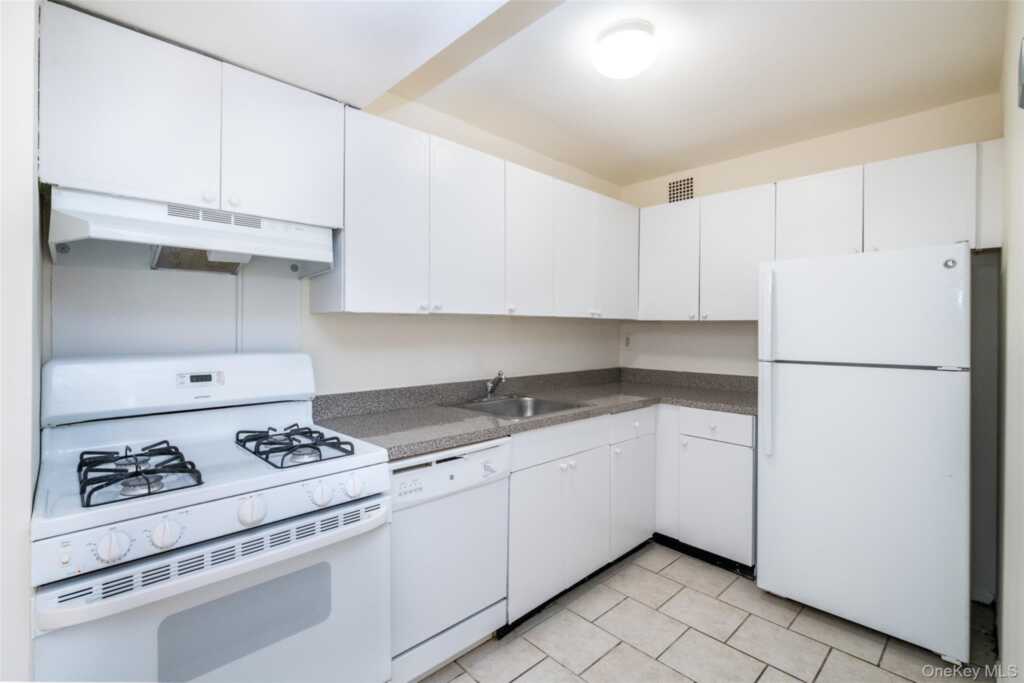 125 Lake Street, Unit #11-D North, White Plains, NY 10604 - Photo 22 of 27