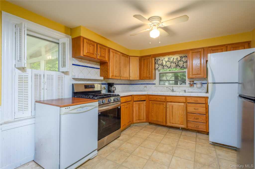 22 W Crooked Hill Road, Pearl River, NY 10965 - Photo 11 of 17
