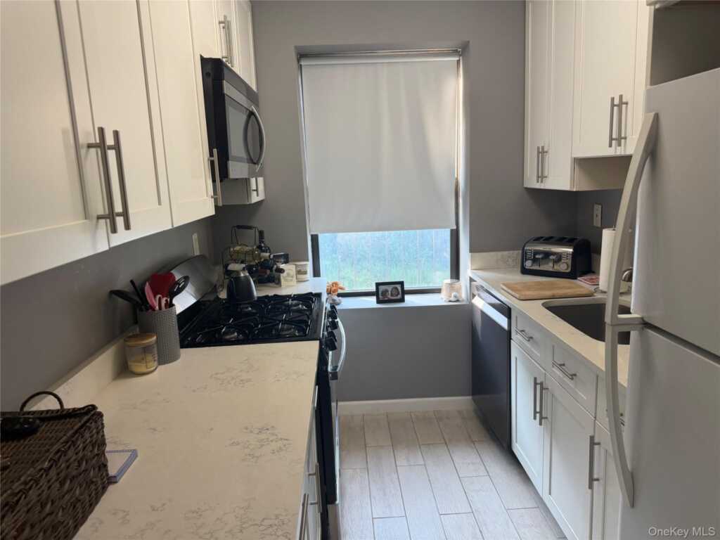 30 Windsor Terrace, Unit #2D, White Plains, NY 10601 - Photo 6 of 24
