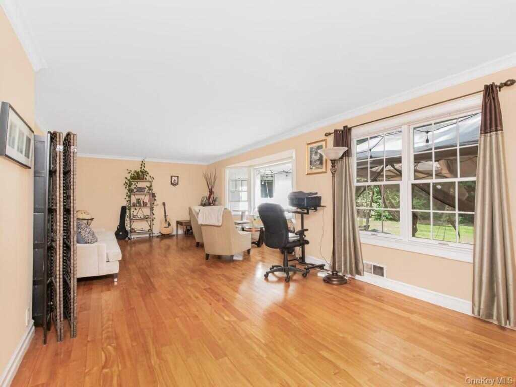 35 Barnard Road, New Rochelle, NY 10801 - Photo 4 of 18