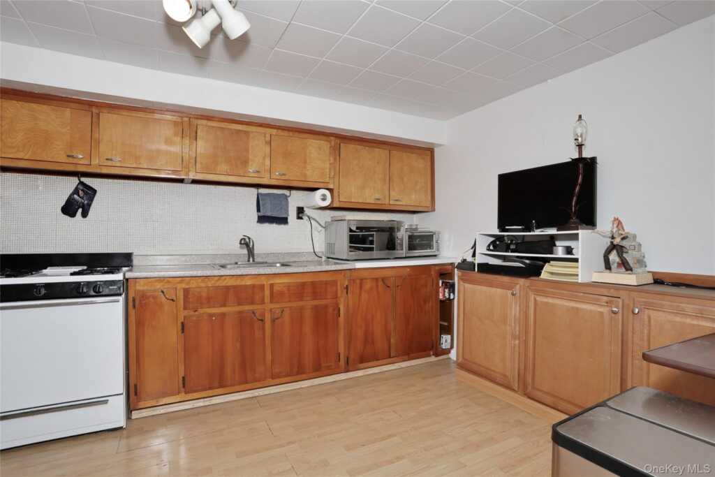 2 Westend Avenue, Nyack, NY 10960 - Photo 25 of 50