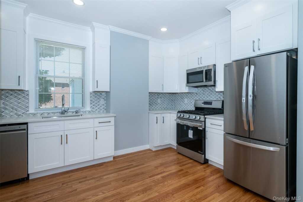 118 Pershing Avenue, New Rochelle, NY 10801 - Photo 3 of 29