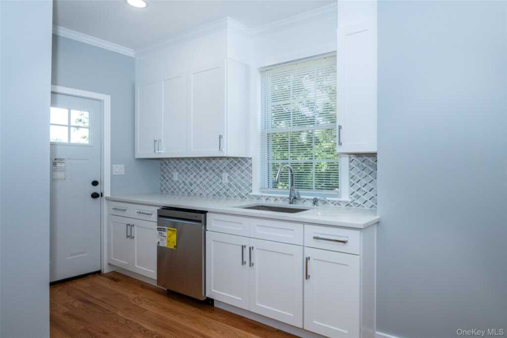 118 Pershing Avenue, New Rochelle, NY 10801 - Photo 4 of 29