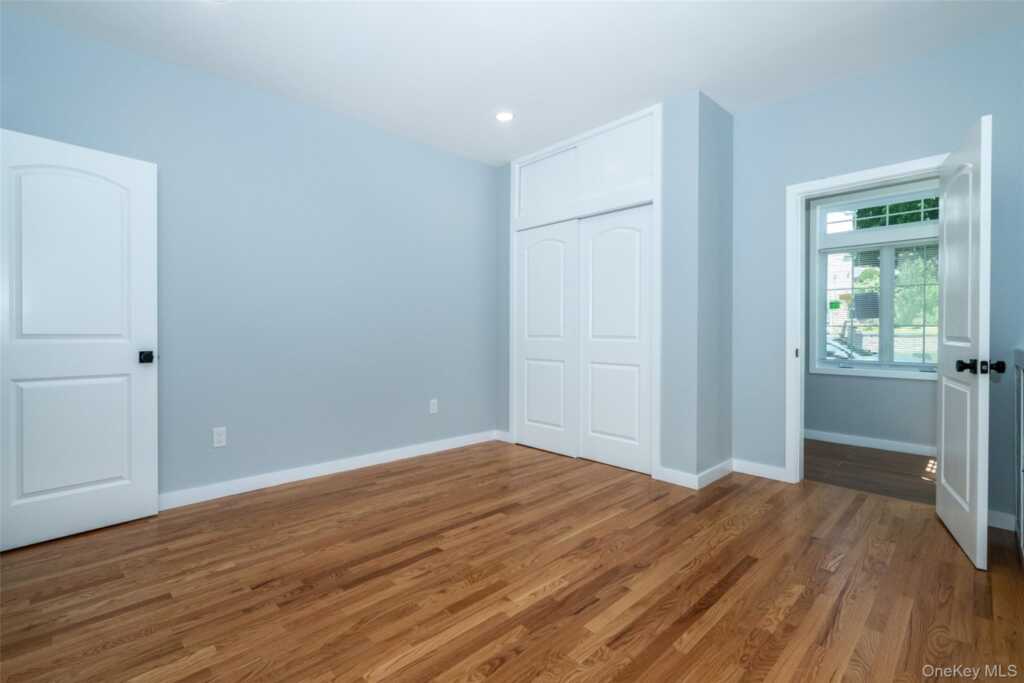 118 Pershing Avenue, New Rochelle, NY 10801 - Photo 6 of 29