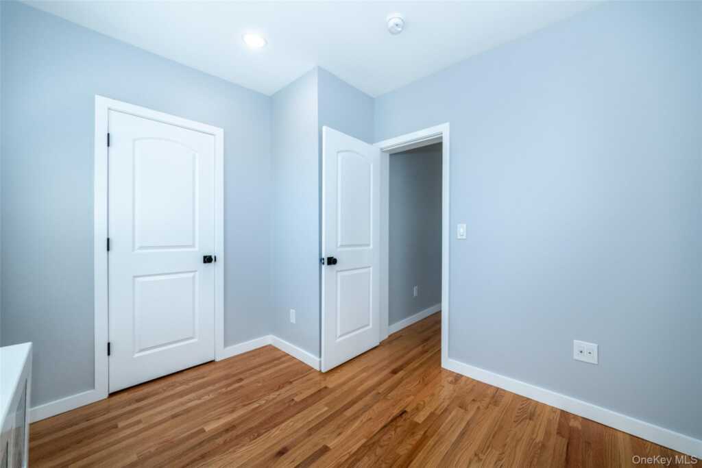 118 Pershing Avenue, New Rochelle, NY 10801 - Photo 7 of 29