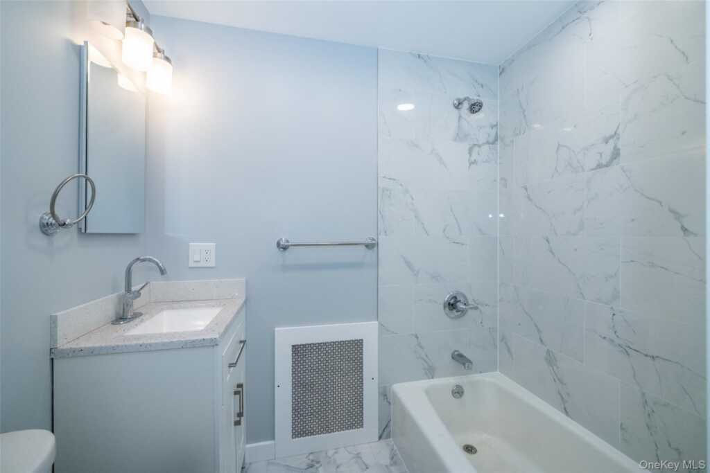 118 Pershing Avenue, New Rochelle, NY 10801 - Photo 8 of 29