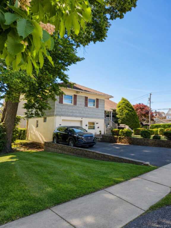 180 Sutton Manor Road, New Rochelle, NY 10801