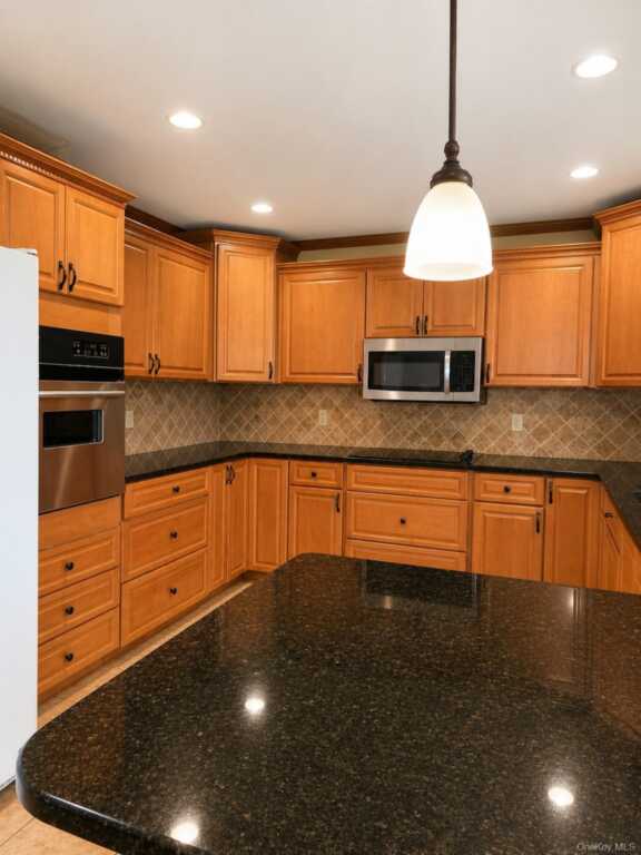 180 Sutton Manor Road, New Rochelle, NY 10801 - Photo 2 of 8