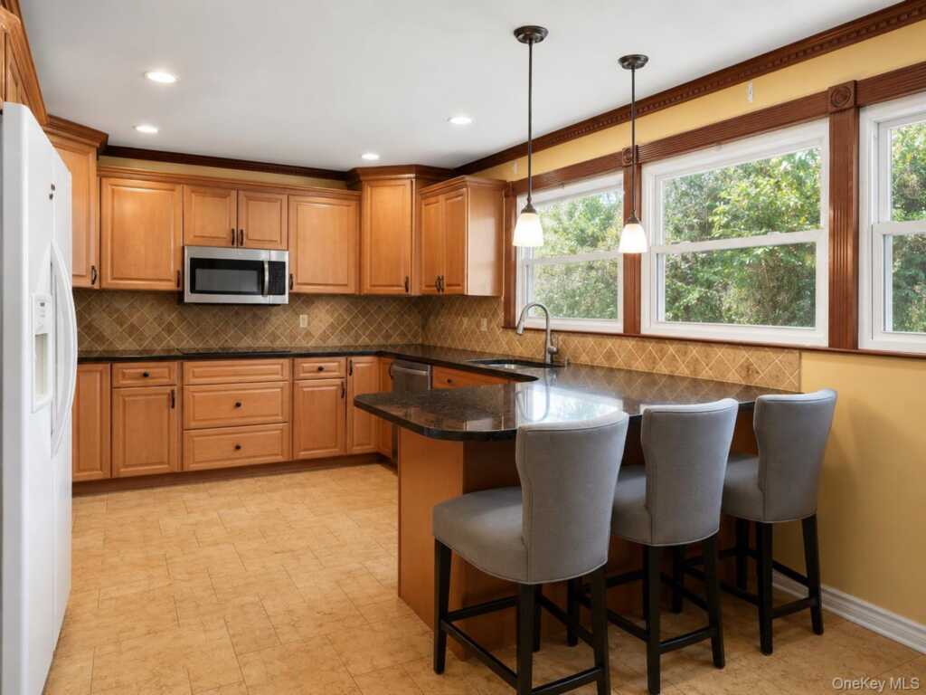 180 Sutton Manor Road, New Rochelle, NY 10801 - Photo 3 of 8