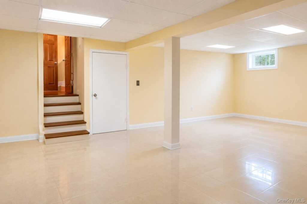180 Sutton Manor Road, New Rochelle, NY 10801 - Photo 6 of 8