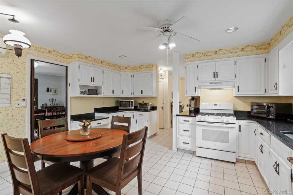 8 Ritchey Place, White Plains, NY 10605 - Photo 10 of 35