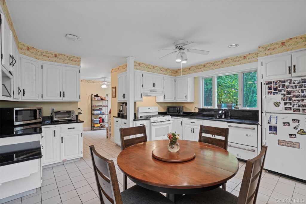8 Ritchey Place, White Plains, NY 10605 - Photo 11 of 35