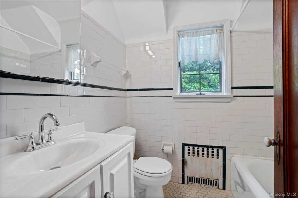 8 Ritchey Place, White Plains, NY 10605 - Photo 19 of 35