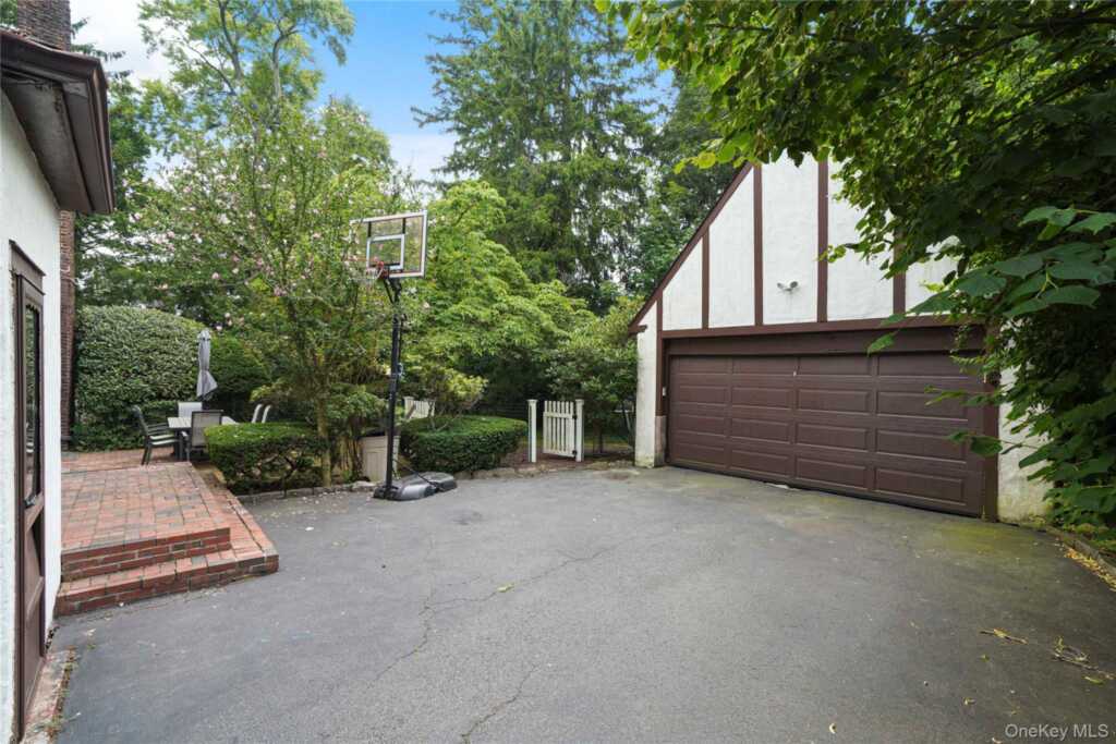 8 Ritchey Place, White Plains, NY 10605 - Photo 27 of 35