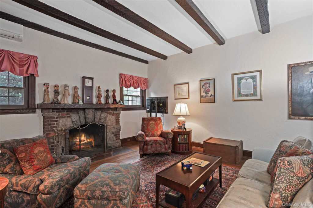 8 Ritchey Place, White Plains, NY 10605 - Photo 4 of 35