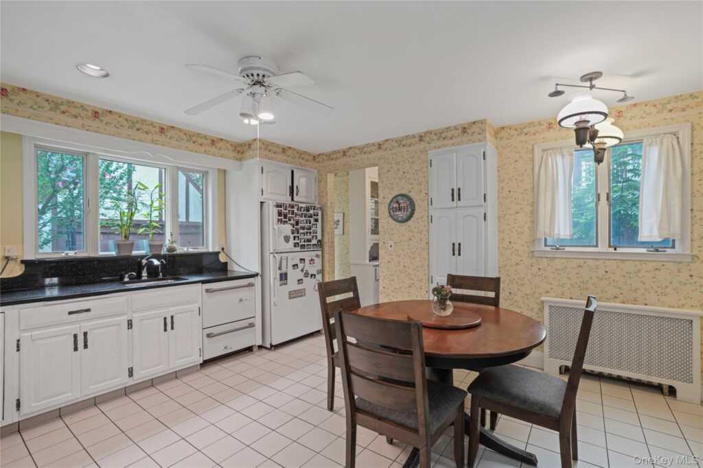 8 Ritchey Place, White Plains, NY 10605 - Photo 9 of 35