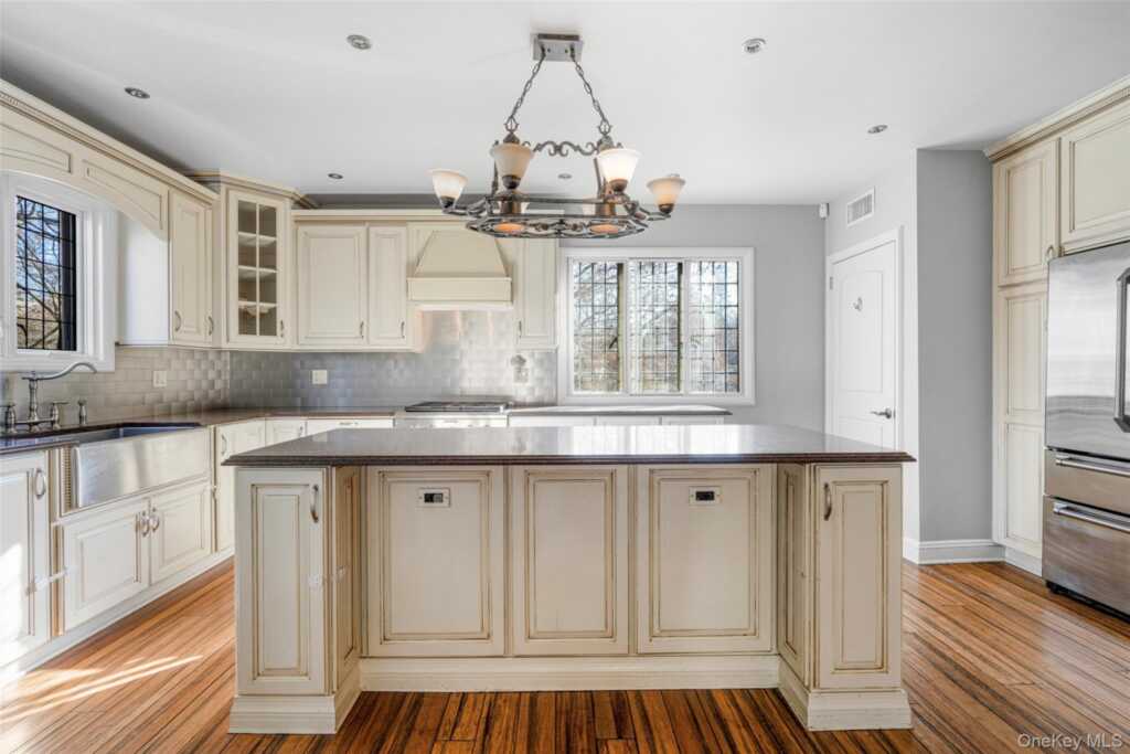 22 Verdun Avenue, New Rochelle, NY 10804 - Photo 11 of 31