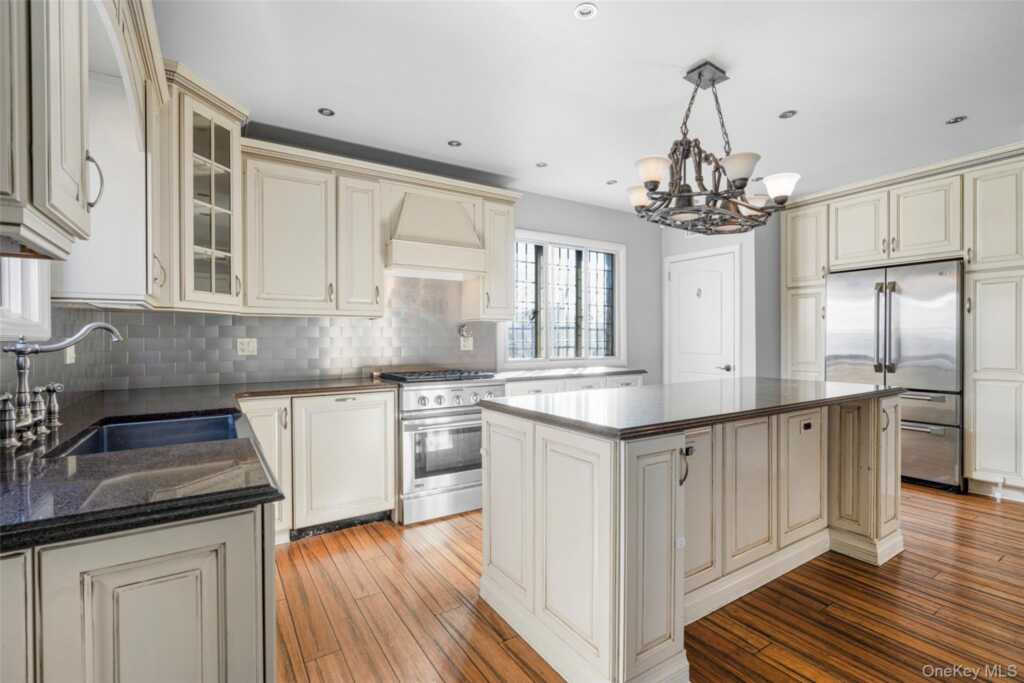 22 Verdun Avenue, New Rochelle, NY 10804 - Photo 12 of 31