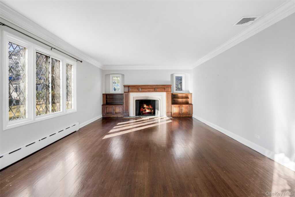 22 Verdun Avenue, New Rochelle, NY 10804 - Photo 4 of 31