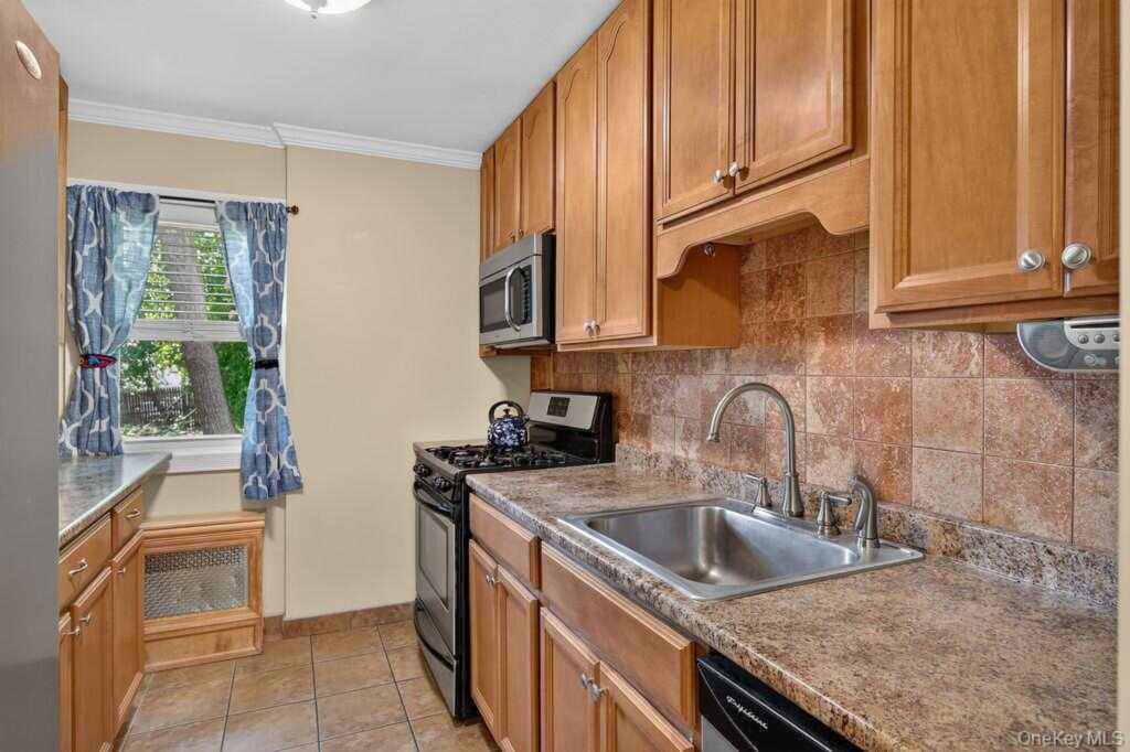 103 Wiltshire Road, Unit #D8, New Rochelle, NY 10583 - Photo 10 of 22