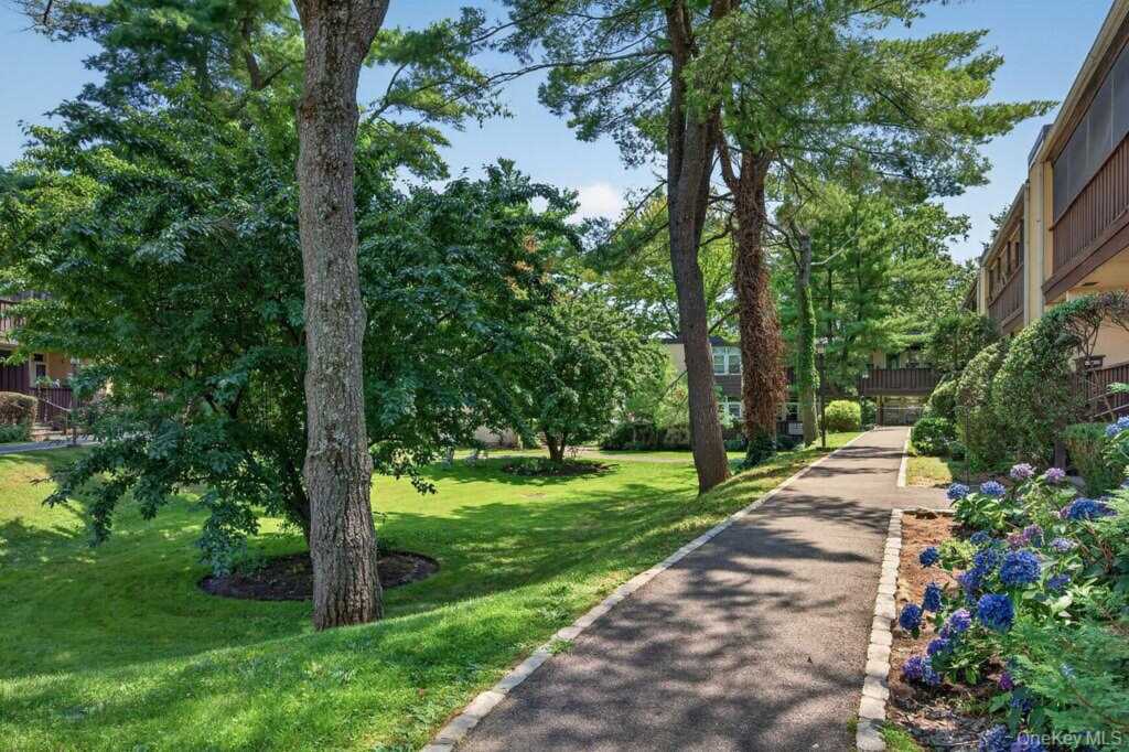 103 Wiltshire Road, Unit #D8, New Rochelle, NY 10583 - Photo 19 of 22
