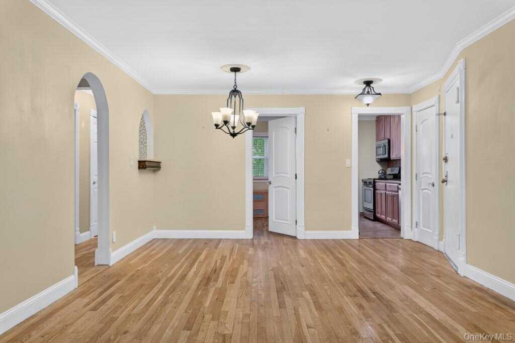 103 Wiltshire Road, Unit #D8, New Rochelle, NY 10583 - Photo 4 of 22