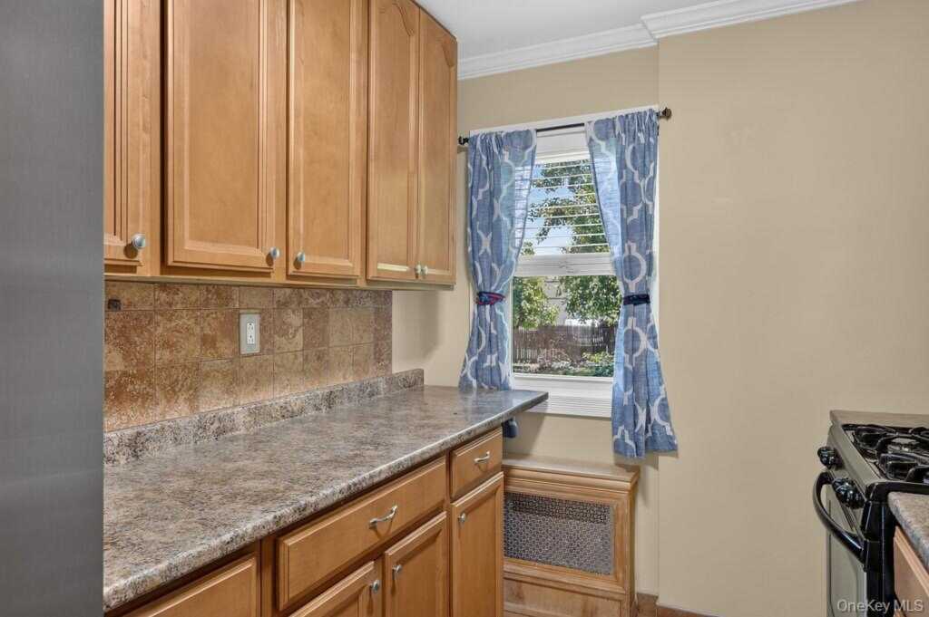 103 Wiltshire Road, Unit #D8, New Rochelle, NY 10583 - Photo 8 of 22