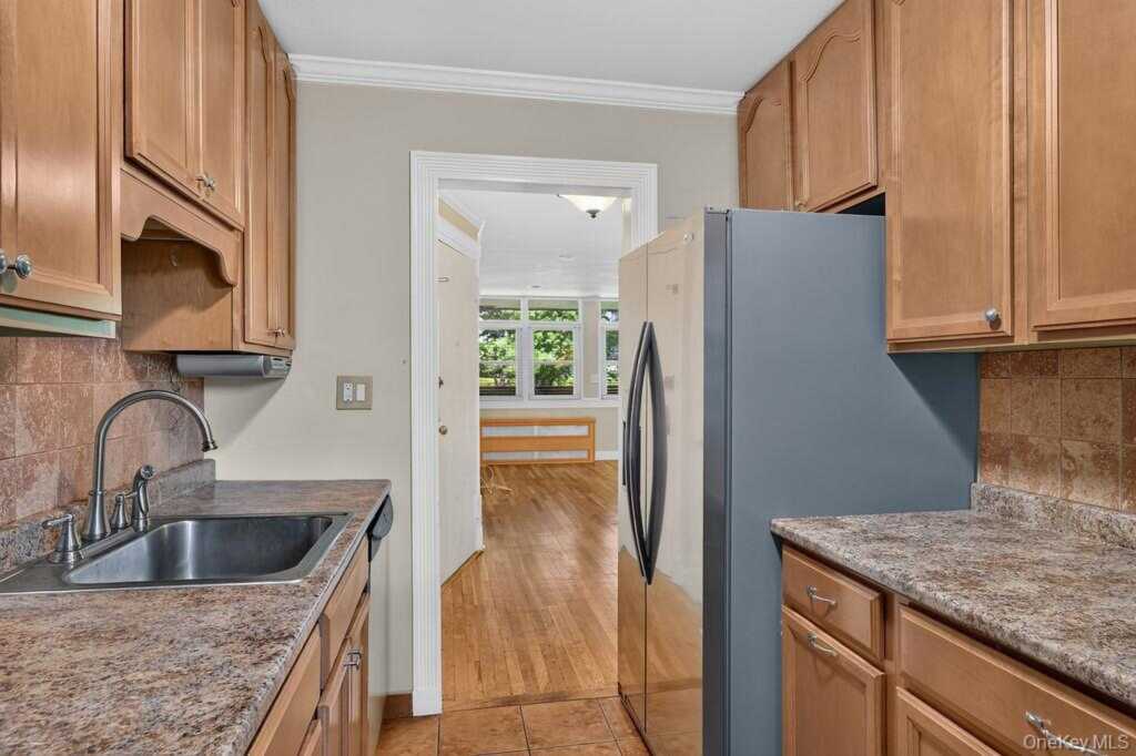 103 Wiltshire Road, Unit #D8, New Rochelle, NY 10583 - Photo 9 of 22