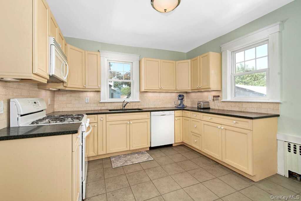 9 Linda Avenue, White Plains, NY 10605 - Photo 10 of 27