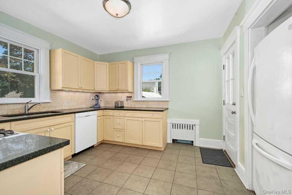 9 Linda Avenue, White Plains, NY 10605 - Photo 11 of 27