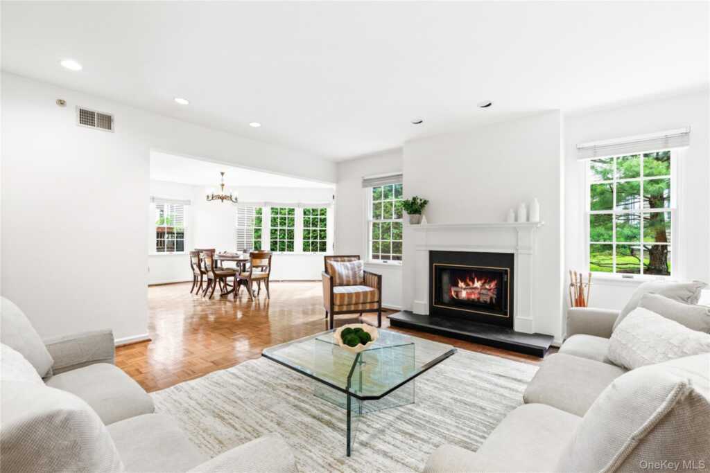 44 Alex Drive, White Plains, NY 10605 - Photo 3 of 34