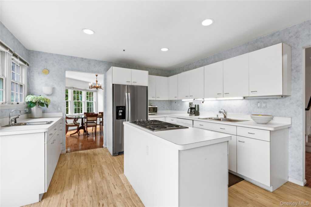 44 Alex Drive, White Plains, NY 10605 - Photo 7 of 34