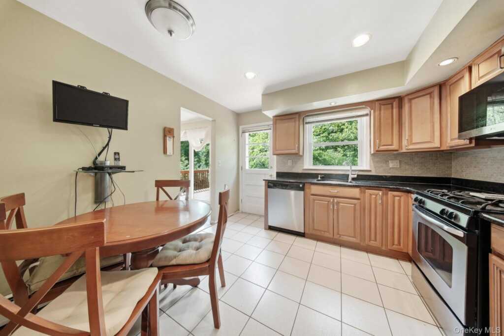 177 New Hempstead Road, New City, NY 10956 - Photo 15 of 43