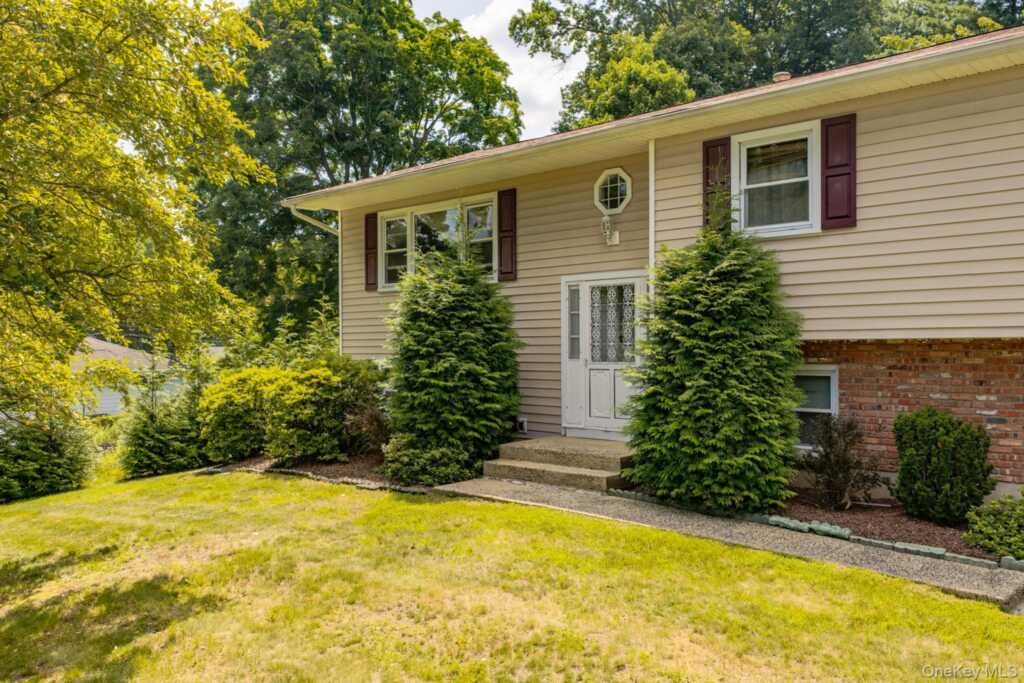 177 New Hempstead Road, New City, NY 10956 - Photo 4 of 43