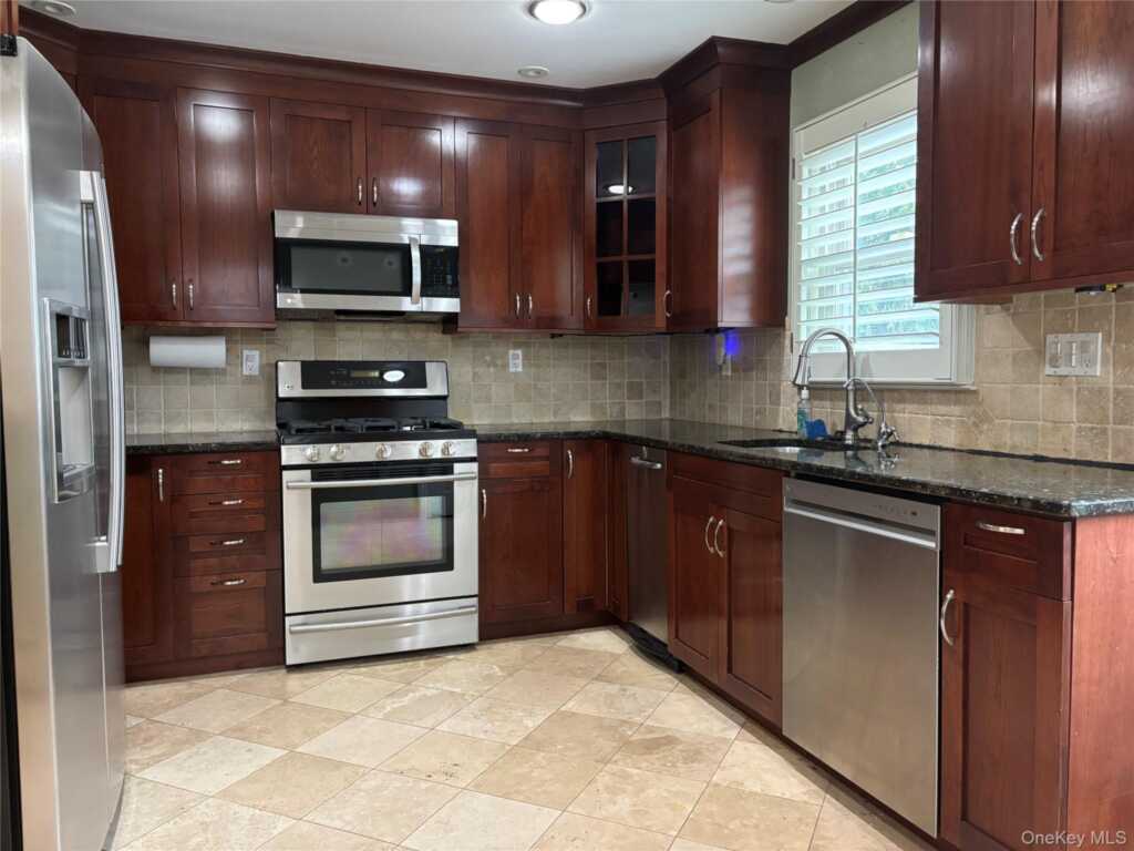 210 Glen Avenue, Rye, NY 10573 - Photo 3 of 48
